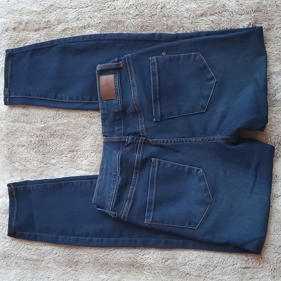 Tahari Dark Wash Lightweight Soft Mid Rise Skinny Blue Jeans Size 2 Waist 24 In - Picture 4 of 4